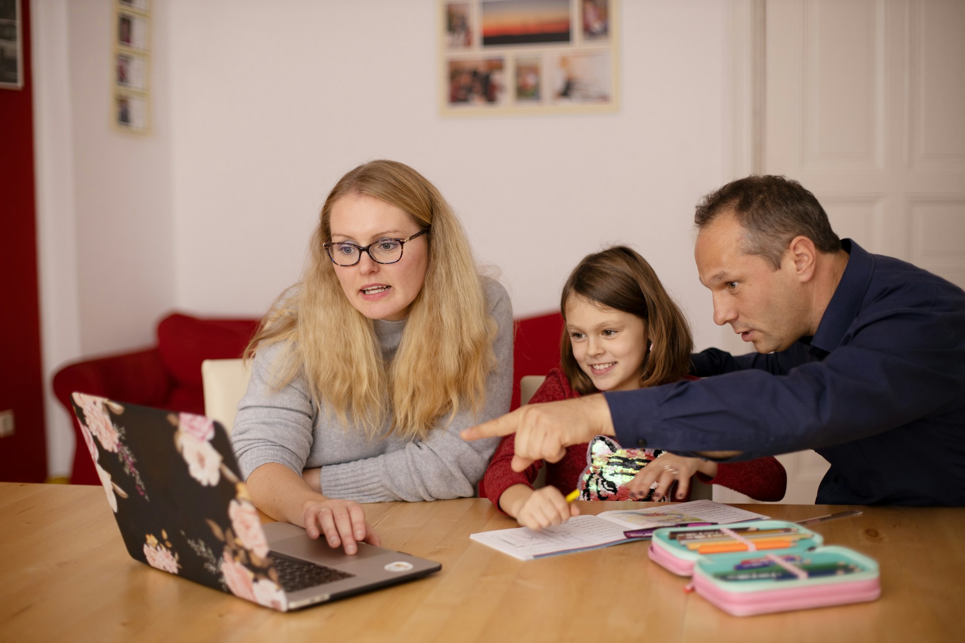 Familie lernt gemeinsam