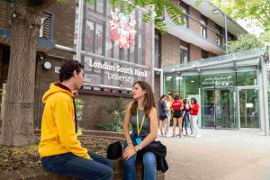 Vor der Universität