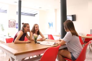 Schülerinnen im Gespräch